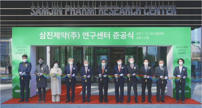 삼진제약이 지난해 12월 6일 마곡 연구센터 준공식을 열었다. 왼쪽 세번째부터 최지현 전무이사, 최용주 대표이사 사장, 최승주 회장, 조의환 회장, 장홍순 대표이사 사장, 명현남 부사장, 조규석 전무이사, 권호석 이사