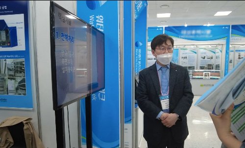김태진 대표가 비즈데이터의 수처리 AI 자율운영 기술에 대해 소개하고 있다./사진제공=비즈데이터