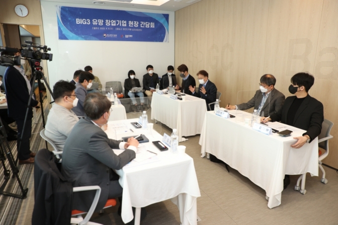 권칠승 중소벤처기업부 장관이 6일 경기도 성남 아토머스에서 올해 빅3 혁신분야 창업패키지에 신규 선정된 빅3 유망 창업기업 6개사 대표들과 간담회를 하고 있다./사진=중소벤처기업부