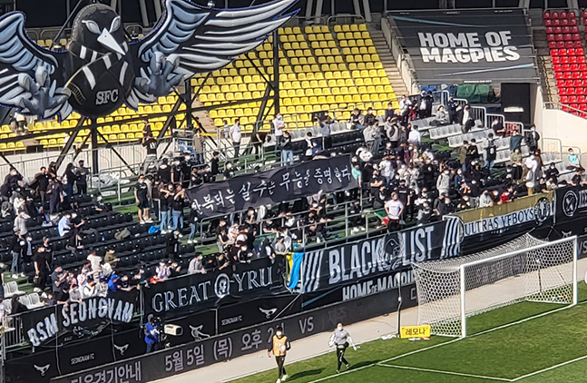 9일 탄천종합운동장에서 열린 전북현대전 0-4 패배 직후 성남FC 서포터스석에 걸린 &#039;반복되는 실수는 무능을 증명한다&#039;는 내용의 현수막. /사진=김명석 기자