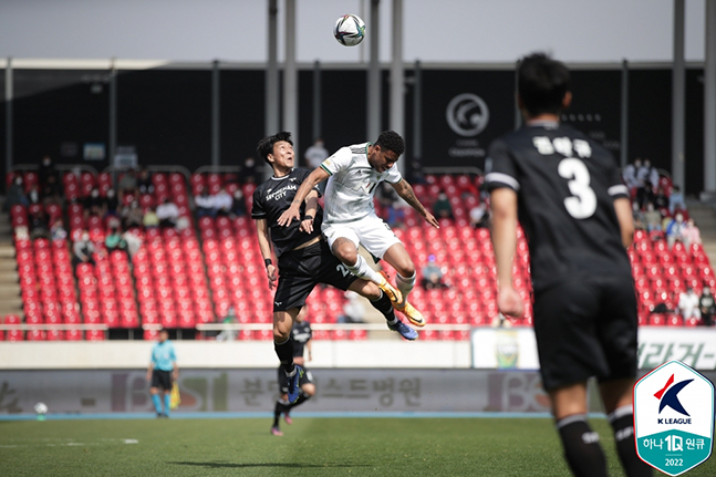 성남FC 곽광선과 전북현대 구스타보가 9일 탄천종합운동장에서 열린 하나원큐 K리그1 2022 9라운드에서 치열한 공중볼 경합을 펼치고 있다. /사진=한국프로축구연맹