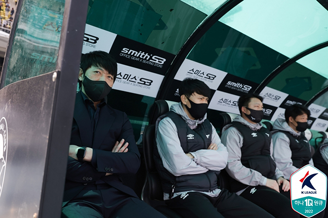 김남일(왼쪽) 성남FC 감독. /사진=한국프로축구연맹