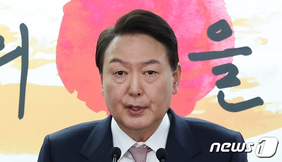 (서울=뉴스1) 인수위사진기자단 = 윤석열 대통령 당선인이 10일 오후 서울 종로구 통의동 금융감독원 연수원에 마련된 제20대 대통령직인수위원회에서 8개 부처 장관 인선을 발표하고 있다. 이날 윤 당선인은 경제부총리 겸 기획재정부, 산업통상자원부, 국토교통부, 국방부, 과학기술정보통신부, 보건복지부, 문화체육관광부, 여성가족부 장관 인선을 발표했다. 2022.4.10/뉴스1