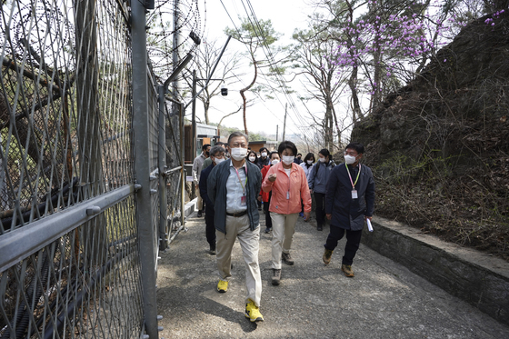 (서울=뉴스1) 이광호 기자 = 문재인 대통령과 김정숙 여사가 5일 오후 북악산 남측 탐방로를 통해 산행을 하고 있다.  청와대는 지난 2020년 11월1일 북악산 북측면 개방에 이어 오는 6일부터 북악산 남측면(청와대 뒤편)을 개방한다고 밝혔다.(청와대 제공)2022.4.5/뉴스1   