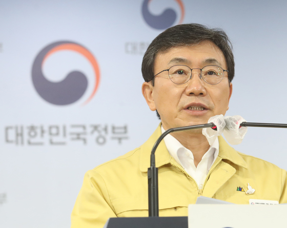 (서울=뉴스1) 송원영 기자 = 권덕철 중앙재난안전대책본부 1차장(보건복지부 장관)이 1일 서울 종로구 정부서울청사에서 신종 코로나바이러스 감염증(코로나19) 대응 브리핑을 하고 있다. 이날 정부는 4일부터 2주간 다중이용시설의 영업시간 제한을 밤 11시에서 밤 12시로 완화하고 사적모임 인원 제한은 8인에서 10인까지로 조정했다. 2022.4.1/뉴스1  