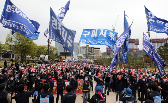 13일 오후 서울 종로구 종묘광장공원에서 열린 '차별없는 노동권, 질좋은 일자리 쟁취 결의대회'에서 민주노총 노조지부 깃발이 입장하고 있다.   /사진=뉴스1