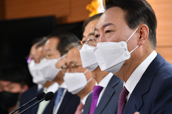 윤석열 대통령 당선인이 13일 오후 서울 종로구 통의동 대통령직인수위원회 공동기자회견장에서 2차 국무위원 후보 및 대통령 비서실장 인선 발표를 하고 있다. 2022.4.13./사진=뉴스1