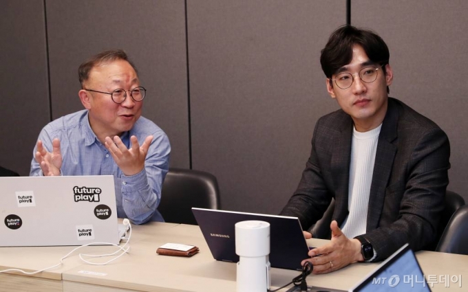 퓨처플레이 석종훈 파트너(왼쪽)와 김봉준 미래인재연구소장 /사진=김휘선 기자 hwijpg@
