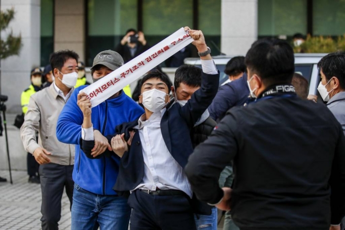 한국대학생진보연합 소속 대학생들이 15일 오후 서울 서초구 대검찰청 기자실에서 도이치모터스 주가조작 관련 수사촉구, 한동훈 법무부 장관 지명을 규탄하는 기습시위를 벌이다 경찰에 연행되고 있다. /사진=뉴시스 