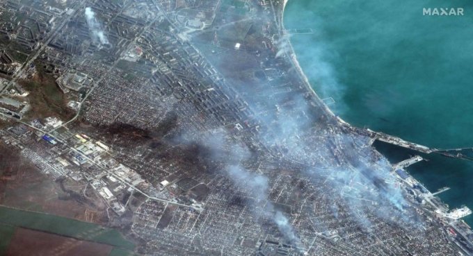 [마리우폴=AP/뉴시스] 막사 테크놀로지스가 제공한 위성사진에 지난 9일(현지시간) 우크라이나 마리우폴 항구 시설과 건물들이 불에 타고 있다. 2022.04.13.
