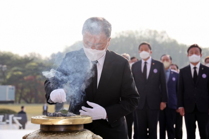 [서울=뉴시스] 전신 기자 = 문재인 대통령이 19일 오전 서울 강북구 국립 4.19 민주묘지 기념탑에서 분향하고 있다. 2022.04.19.