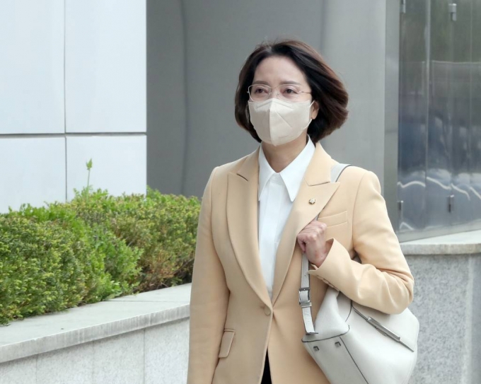 이영 중소벤처기업부장관 후보자가 18일 오전 서울 여의도의 한 빌딩에 마련된 인사청문회 준비사무실에 도착하고 있다. 2022.04.18.