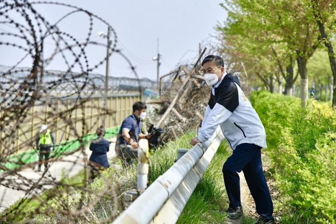 김포시 한강 철책 철거 시작..오는 9월 완료