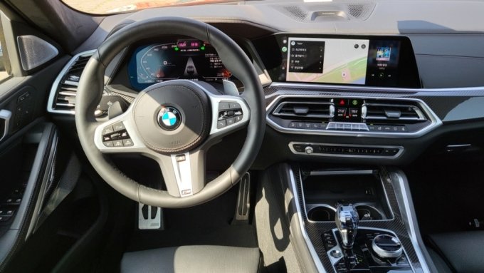 BMW X6 M50i 운전석 모습/사진=이강준 기자