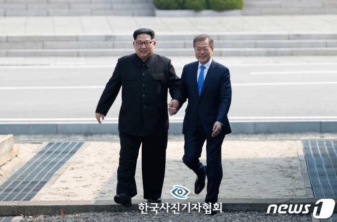 한국사진기자협회 제55회 한국보도사진상 대상에 동아일보 원대연 기자의 사진이 선정됐다. 지난해 4월 27일 문재인 대통령과 김정은 북한 국무위원장이 남북정상회담이 열린 판문점에서 만나 손을 잡고 함께 군사분계선을 넘는 모습. 한국보도사진상은 스팟(Spot), 제너럴 뉴스(General news), 피쳐(Feature) 등 총 11개 부문으로, 전국 신문, 통신사, 온라인 매체 등 협회원 500여 명의 사진기자들이 2018년 한 해 동안 정치, 경제, 사회, 문화, 스포츠 등 국내 외 다양한 현장에서 취재한 사진을 언론사 사진부장 및 외부 전문가들이 엄선해 수상작을 가렸다. 제55회 한국보도사진전은 내달 6일 개막식을 시작으로 19일까지 세종문화회관 미술관에서 열린다.(한국사진기자협회 제공) 2019.2.18/뉴스1  