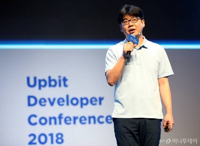 송치형 두나무 이사회 의장이 13일 제주국제컨벤션센터(ICC JEJU)에서 열린 '업비트 개발자 컨퍼런스 2018(Upbit Developer Conference 2018·UDC 2018)'에서 기조연설을 하고 있다. / 사진제공=두나무