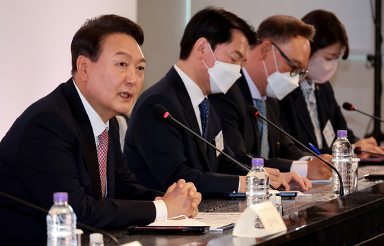 (성남=뉴스1) 인수위사진기자단 = 윤석열 대통령 당선인이 25일 오전 경기도 성남시 분당구 SK바이오사이언스에서 열린 코로나19 백신 개발 현장 간담회에서 모두발언을 하고 있다. 2022.4.25/뉴스1
