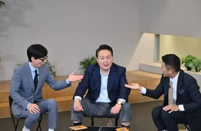 tvN &#039;유 퀴즈 온 더 블럭&#039;에 출연한 윤석열 대통령 당선인(가운데)과 &#039;유퀴즈&#039; 진행자 유재석(왼쪽),  조세호(오른쪽) / 사진=윤석열 SNS