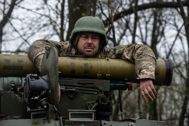 (로이터=뉴스1) 우동명 기자 = 19일(현지시간) 우크라이나 군이 러시아 군과 전투를 치른 뒤 장갑 전투 차량을 타고 있다.  (C) 로이터=뉴스1  