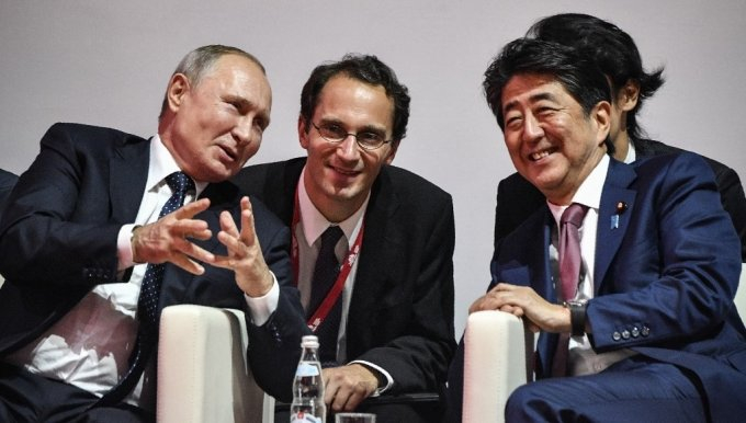 블라디미르 푸틴 러시아 대통령(왼쪽)과 아베 신조 전 일본 총리(오른쪽)이 지난 2019년 러시아 블라디보스토크에서 열린 국제유도대회에서 만나 대화를 나누고 있다. /사진=AFP