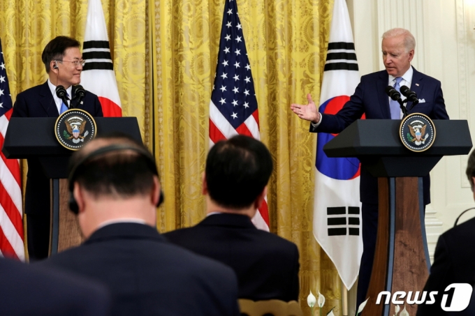(로이터=뉴스1) = 문재인 대통령과 조 바이든 미국 대통령이 21일(현지시간) 미국 워싱턴 백악관에서 한·미 정상회담 공동기자회견을 하고 있다.   (C) 로이터=뉴스1  