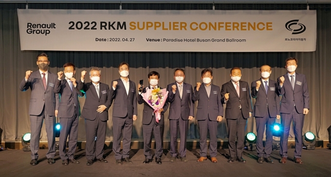르노코리아자동차가 지난 27일 '2022 협력업체 컨퍼런스'를 열고 기념촬영을 하고 있다./사진제공=르노코리아자동차