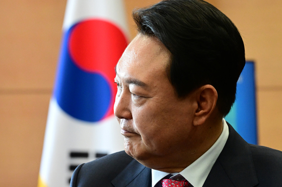 윤석열 대통령 당선인이 27일 오전 서울 종로구 통의동 대통령직인수위원회 접견실에서 필립 르포르 주한 프랑스 대사를 접견하고 있다. /사진=뉴스1