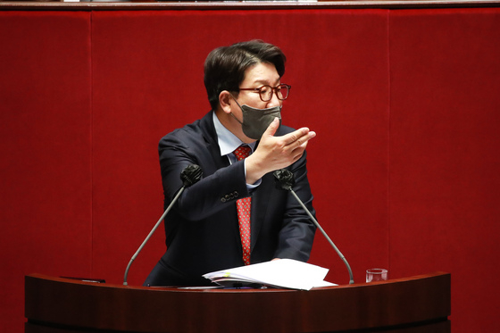 권성동 국민의힘 원내대표가 27일 서울 여의도 국회에서 열린 검찰의 수사·기소권 분리(검수완박) 법안 처리를 위한 본회의에서 검찰청법 일부개정법률안(대안)에 대한 무제한토론(필리버스터)을 하고 있다. (공동취재) /사진=뉴스1