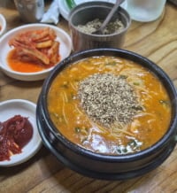▲들깨를 듬뿍 넣은 어죽이 먹음직스럽다./사진=임윤희 기자