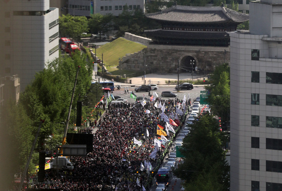 전국민주노동조합총연맹이 1일 서울 숭례문 일대에서 '2022년 세계 노동절 대회'를 진행하고 있다./사진=뉴스1