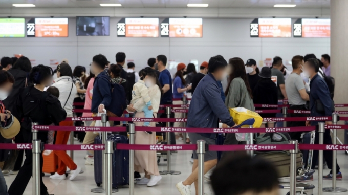 사회적 거리두기 조치가 사실상 전면 해제된 후 첫 주말인 지난 23일 제주국제공항 국내선 출발장이 도민과 관광객들로 붐비고 있다./사진=뉴스1