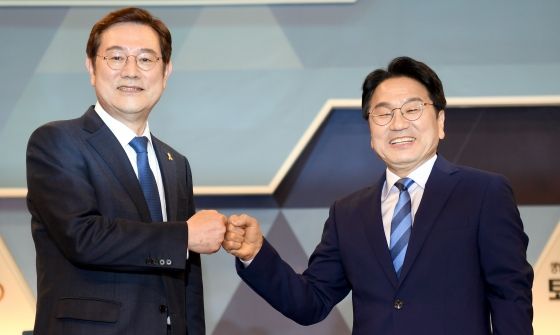 ▲(왼)민주당 울산시장 후보로 최종 확정된 송철호 울산시장과 (오른)국민의힘 울산시장 후보로 확정된 김두겸 전 남구청장/사진=뉴시스