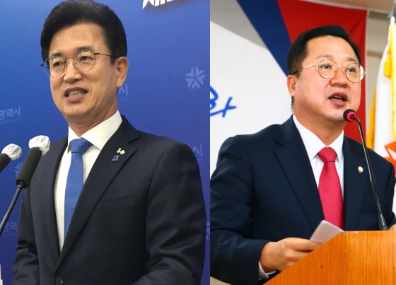 ▲민주당 광주시장 후보로 강기정 전 수석이 확정됐다.사진은 이용섭·강기정 더불어민주당 광주시장 예비후보가 4월 19일 오후 광주 서구 KBS광주방송총국 공개홀에서 TV토론회에 앞서 주먹 악수를 하고 있는 모습. /사진=뉴시스