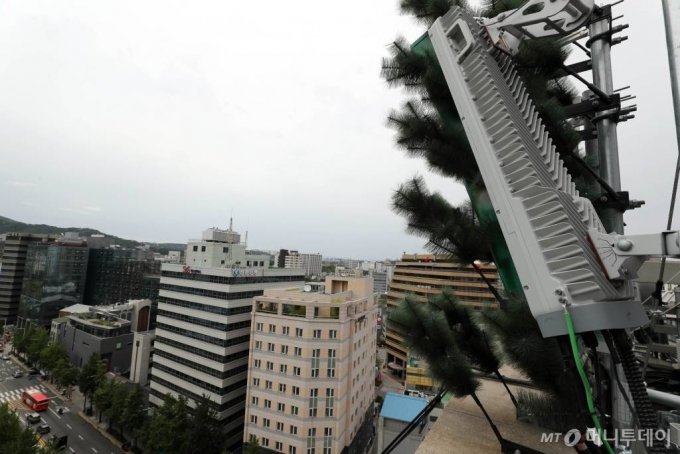 서울 시내의 한 빌딩 옥상에 통신사 5G 기지국 안테나가 설치되어 있다. /사진=임성균 기자 tjdrbs23@