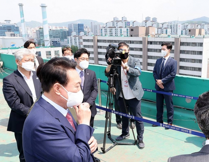 윤석열 대통령 당선인이 2일 오후 경기 안양시 동안구 초원7단지 부영아파트에서 열린 1기 신도시 노후아파트 현안 점검에 참석해 아파트 리모델링 현안에 대해 설명을 듣고 있다. /사진제공=뉴시스(공동사진취재단)