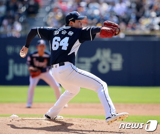 5일 잠실 LG전에서 역투하는 두산 최승용. /사진=뉴스1