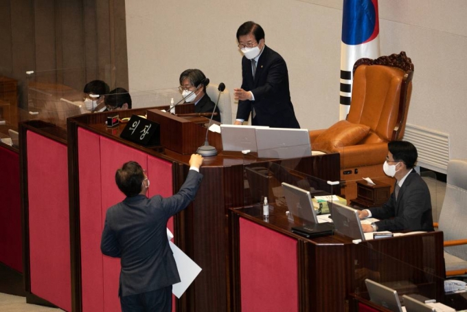 송언석 국민의힘 원내수석부대표가 3일 오전 열린 국회 본회의에서 검수완박(검찰 수사권 완전 박탈) 두번째 법안인 형사소송법 개정안을 표결하려하자 박병석 국회의장에게 항의하고 있다.  / 사진제공=뉴시스