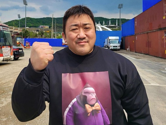 마동석, 주먹이 얼굴 만하네…변함없는 체격 '어마어마' - 머니투데이 마동석, 주먹이 얼굴 만하네…변함없는 체격 '어마어마' - 머니투데이