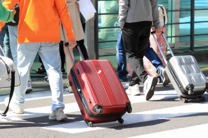어린이날이 포함된 황금연휴를 하루 앞둔 4일 오전 제주국제공항 1층 도착장이 가족과 연인, 친구와 함께 제주를 찾은 관광객들의 발걸음으로 붐비고 있다. /사진=뉴시스