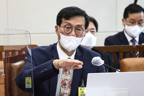 (서울=뉴스1) 유승관 기자 = 이창용 한국은행 총재 후보자가 19일 오전 서울 여의도 국회 기획재정위원회 전체회의실에서 열린 인사청문회에서 의원들의 질의에 답하고 있다. (공동취재)2022.4.19/뉴스1  