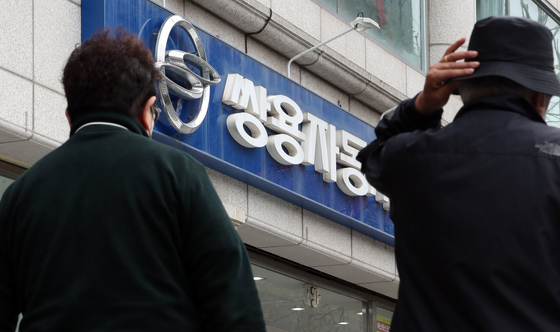법원이 쌍용자동차의 인수합병 재추진을 허가한 14일 서울시에 위치한 한 쌍용자동차 대리점 앞으로 시민이 지나가고 있다. 2022.4.14./사진=뉴스1