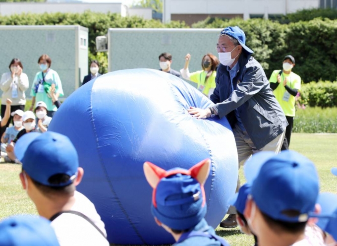 [서울=뉴시스] 전신 기자 = 문재인 대통령이 5일 청와대 녹지원에서 열린 2022년 어린이날 100주년 기념 청와대 어린이 초청행사에서 아이들과 함께 머리 위로 큰공 굴리기 경기를 하고 있다. 2022.05.05.