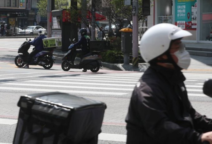 지난달 20일 서울 시내 도로에서 배달원이 업무를 하고 있다. 이는 코로나19가 없었던 2년 전과 비교하면 22.6% 늘어난 수치로 2013년 관련 통계 작성 이래 가장 많은 것으로 알려졌다. /사진=뉴시스