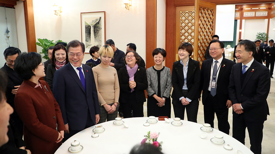 = 문재인 대통령이 26일 오후 청와대 본관 충무실에서 열린 저출산고령사회위원회 간담회에서 참석자들과 대화를 나누고 있다.(청와대 제공) 2017.12.26/뉴스1