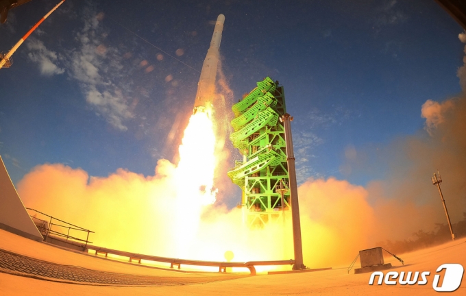 한국형 발사체 누리호(KSLV-ll)가 21일 고흥군 나로우주센터 제2발사대에서 화염을 내뿜으며 힘차게 날아오르고 있다. 누리호는 1.5t급 실용위성을 지구저궤도(600~800km)에 투입하기 위해 만들어진 3단 발사체이며 엔진 설계에서부터 제작, 시험, 발사 운용까지 모두 국내 기술로 완성한 최초의 국산 발사체다. 2021.10.21/사진제공=뉴스1
