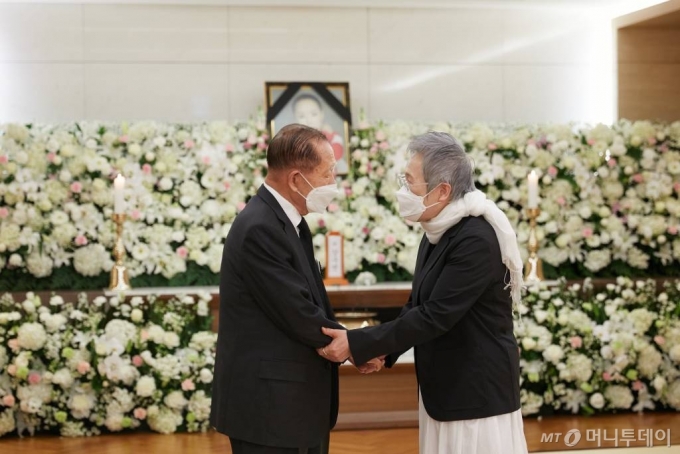 한국 영화의 큰 별 故 강수연의 빈소가 8일 삼성서울병원 장례식장에 차려진 가운데 김동호 장례위원장이 조문객을 맞이하고 있다. /사진제공=故강수연배우장례위원회 /사진=이동훈 기자 photoguy@