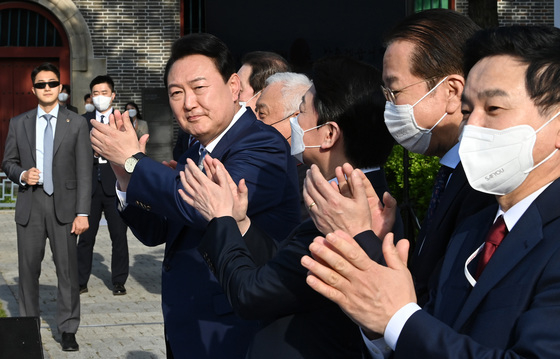 (서울=뉴스1) 안은나 기자 = 윤석열 대통령 당선인이 6일 오후 서울 종로구 삼청동 인수위원회 잔디광장에서 열린 제20대 대통령직인수위원회 해단식에서 박수를 치고 있다. 오른쪽부터 원희룡 국토부 장관 후보자, 권영세 통일부 장관 후보자, 안철수 인수위원장, 윤 당선인, 김한길 국민통합위원장.(공동취재) 2022.5.6/뉴스1
