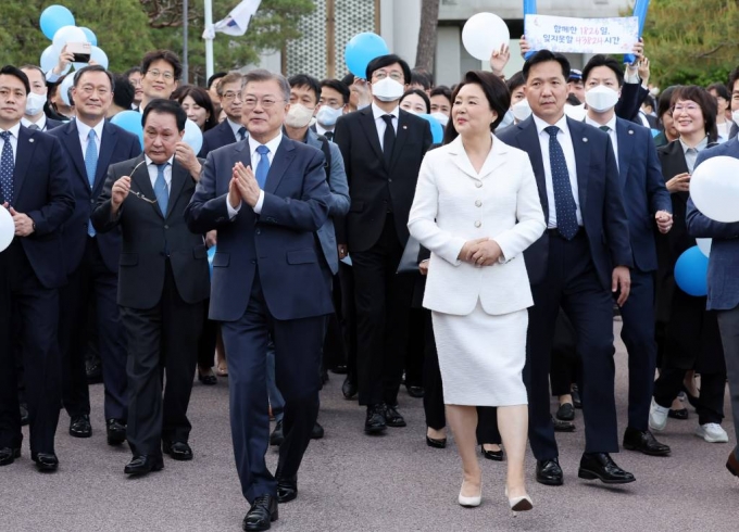 [서울=뉴시스] 전신 기자 = 문재인 대통령과 부인 김정숙 여사가 9일 오후 청와대 본관을 걸어 나오며 직원들과 인사하고 있다. 2022.05.09.