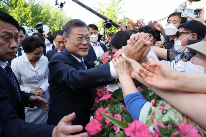 [서울=뉴시스] 전신 기자 = 문재인 대통령이 9일 오후 청와대 본관 앞에서 시민들과 인사하고 있다. 2022.05.09.