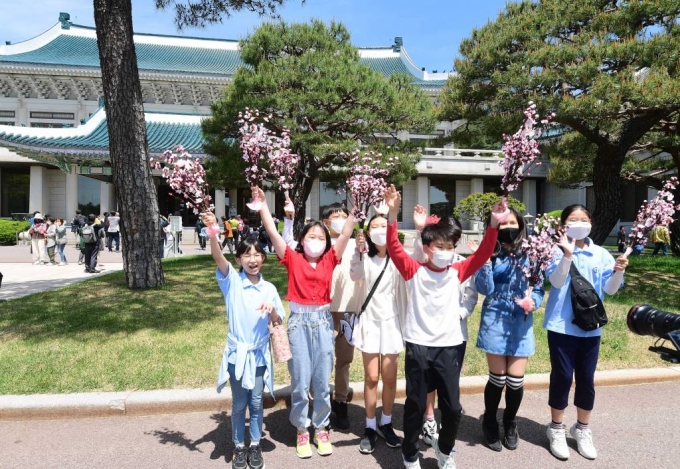 윤석열 정부 출범에 맞춰 청와대 국민 개방 기념행사가 열린 10일 서울 종로구 청와대 본관에서 국민대표 74인 중 어린이 관람객들이 기념촬영을 하고 있다. /사진=인수위사진기자단